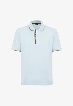 Hellblaues Poloshirt mit kurzen Ärmeln und olivgrünem Besatz am Kragen und der Knopfleiste, mit dem Schriftzug „BLAUER“ an der Knopfleiste.