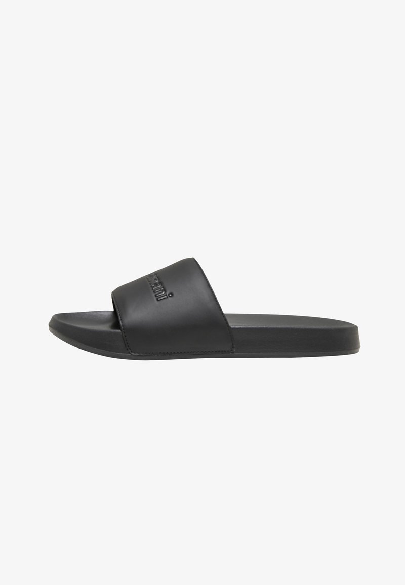 Sandale slide noire avec une large bride et un logo de marque en relief, semelle plate et bout ouvert, vue de côté sur fond blanc.