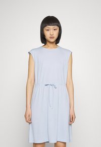 Vestido azul claro até ao joelho, feito de tecido suave, com mangas curtas, decote redondo e um cordão ajustável na cintura.