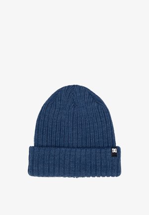 Blauwe gebreide beanie met ribbelstructuur, voorzien van een opgevouwen boord en een klein zwart merketiket aan de zijkant.