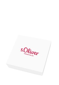 Caja rectangular blanca con el logo rojo "s.Oliver" y el texto "Fashion for Life" impreso en el centro superior.