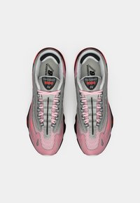 Sportske cipele s gornjim dijelom od ružičaste mrežice, srebrnim sintetičkim detaljima, crnim potplatima i sivim vezicama s oznakom "New Balance 1000".