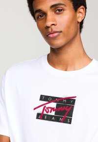 Tommy Jeans STREET FLAG TEE UNISEX - Tricou cu imprimeu - white