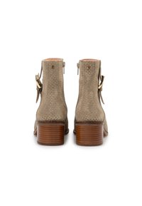 Ruske kankien saappaat, joissa on kuvioitu pä�ällinen, sivuvetoketjut ja puinen korko. Sisältää koristevyön, jossa on solkiyksityiskohta.