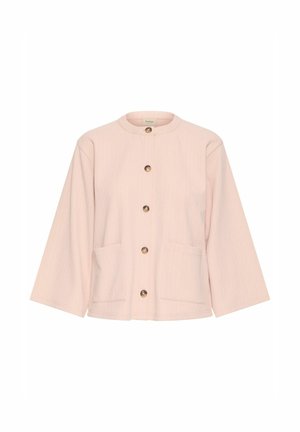 Lysepink jakke med rund halsudskæring, lange ærmer og to forlommer; har beige knapper og et tekstureret stofmønster.