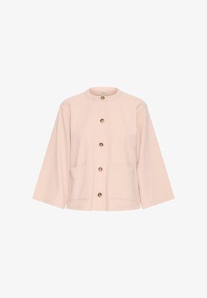 Ljusrosa jacka med rund halsringning, långa ärmar och två framfickor; har beige knappar och ett strukturerat tygmönster.