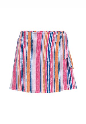 Jupe portefeuille à rayures verticales en rose, orange, bleu et blanc, avec une fermeture à nouer sur le côté, sur un fond blanc uni.