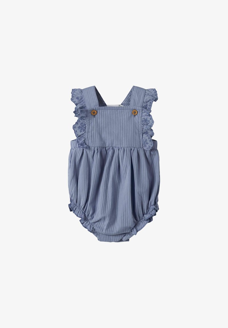 Barboteuse pour bébé rayée bleue avec bretelles brodées à volants et détails de boutons en bois sur le plastron avant.