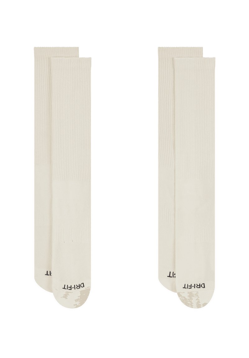 Skarpety do kolan w kolorze off-white, o prążkowanej strukturze, z wzmocnionym palcem i czarnym logo na kostce. Prosty, bezszwowy design.