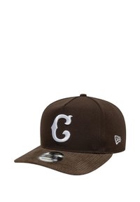 Cappellino marrone con logo "C" bianco ricamato sul davanti, visiera in velluto a coste e cinturino regolabile sul retro. Design aderente.