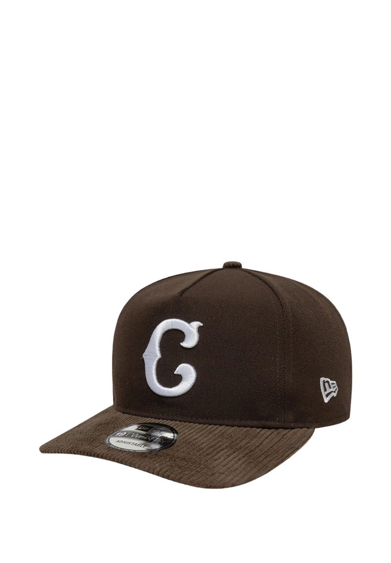 Cappellino marrone con logo "C" bianco ricamato sul davanti, visiera in velluto a coste e cinturino regolabile sul retro. Design aderente.