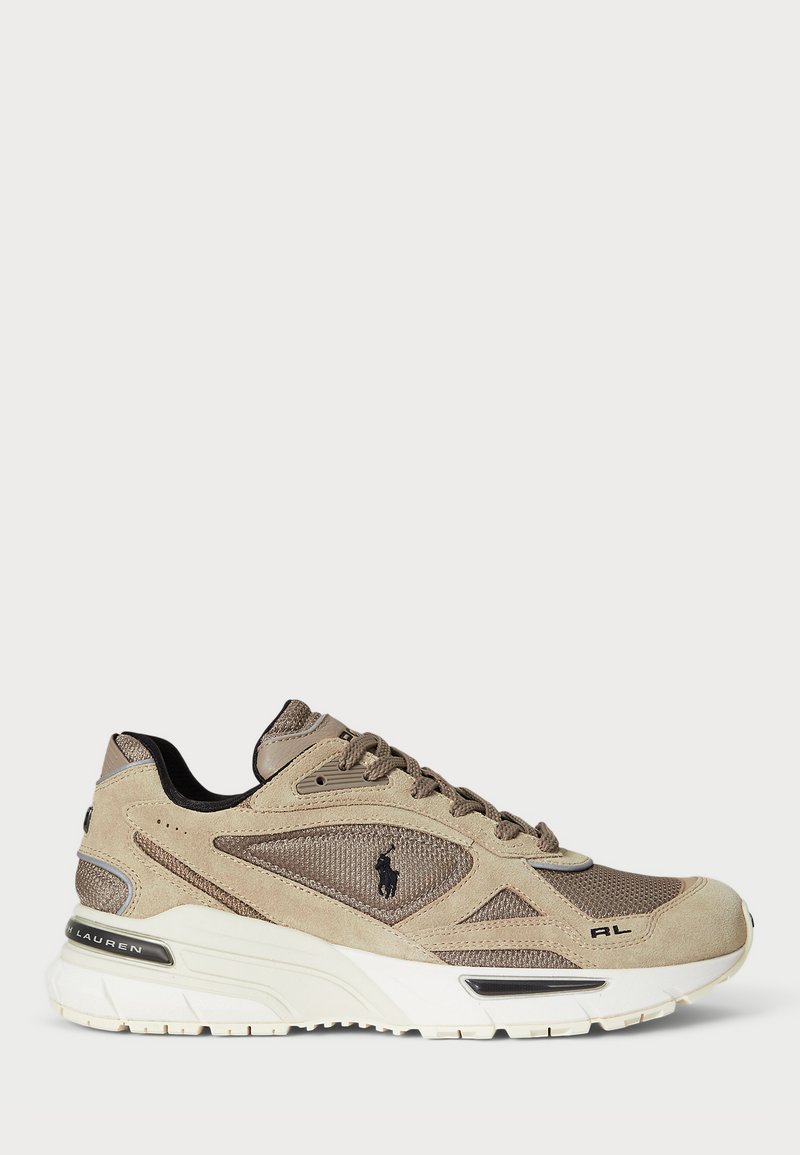 Beige nubuk- ja võrgusneaker valge kummitaldiga, millel on logodetail ja struktureeritud aktsendid ülemises osas.