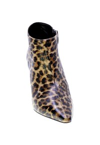 Stivale alla caviglia in stampa leopardata realizzato in pelle liscia, con punta affusolata e chiusura con zip laterale. La texture lucida esalta il design.
