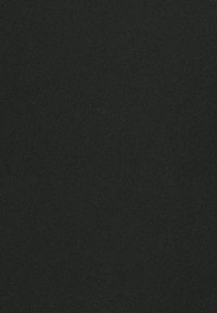 Tissu noir avec une texture lisse et uniforme et un tissage fin. Léger et flexible, idéal pour diverses applications vestimentaires.