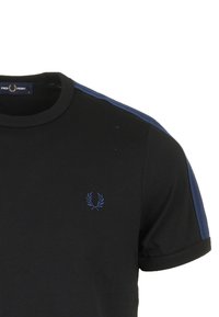 T-shirt di cotone nero con maniche corte, pannelli in rete blu sulle spalle e piccolo logo ricamato sul petto.