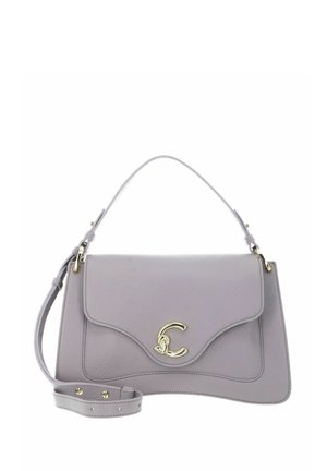 Sac à main en cuir gris clair avec un fermoir doré, une poignée supérieure et une bandoulière réglable sur un fond blanc.