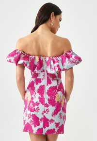 BWLDR SASH - Koktailové šaty/večierkové šaty - hot pink floral jacquard