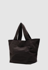Czarna, nylonowa torba na ramię z dwoma wzmacnianymi uchwytami, miękką teksturą i przestronnym wnętrzem. Charakteryzuje się prostym, nieozdobionym designem.