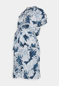 Vestido de maternidade floral em azul marinho e azul claro. Tecido leve com mangas curtas, decote redondo, cintura com cordão e barra com volantes.