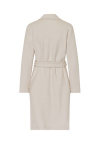 Accappatoio beige con maniche lunghe, vita con cintura, colletto a revers e morbida texture. Presenta un design a metà lunghezza e uno stile minimalista.