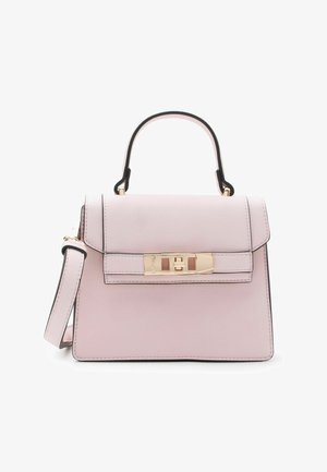 Petit sac à main structuré en cuir rose pâle avec poignée supérieure, fermoir doré et bandoulière ajustable.