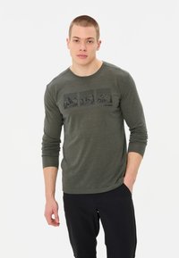 Langärmliges grünes T-Shirt mit Rundhalsausschnitt, ausgestattet mit einem grafischen Druck von Bergen und Bäumen in Marineblau, aus weichem, leichtem Stoff.