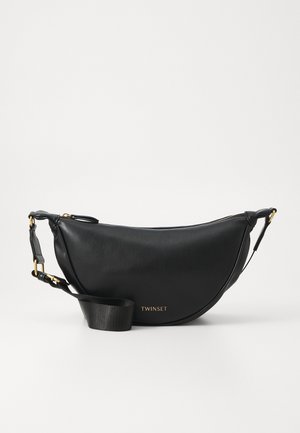 Schwarze Halbmond-Ledertasche zum Umhängen mit goldenem Reißverschluss, verstellbarem Schulterriemen und "TWINSET"-Logo in goldener Schrift auf der Vorderseite.