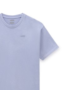 Ljuslila bomulls t-shirt med korta ärmar, rund halsringning och liten broderad Vans-logga på vänster bröst. Slät textur.