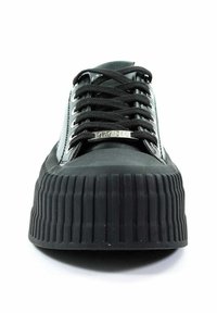 Czarne sneakersy z grubą, żebrowaną podeszwą, z czarnymi sznurowadłami, błyszczącą boczną panelem i metalowym logo na języku.