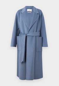 Jasny niebieski płaszcz o dopasowanym kroju, z kołnierzem z klapami, paskiem w talii i dwoma przednimi kieszeniami. Wykonany z miękkiej, teksturowanej tkaniny.