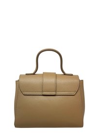 Borsa a mano in pelle color cuoio con un design strutturato, dotata di manico superiore, patta a pieghe e dettagli di cuciture visibili.