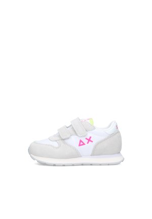 Scarpa da ginnastica bianca e grigio chiaro con due fasce in velcro e logo geometrico rosa sul lato, vista dal lato esterno.