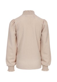Lichtbeige blouse met lange mouwen, voorzien van een gestructureerde afwerking, gathered halslijn en ruches bij de manchetten. Overmaatse ballonmouwen zorgen voor extra volume.