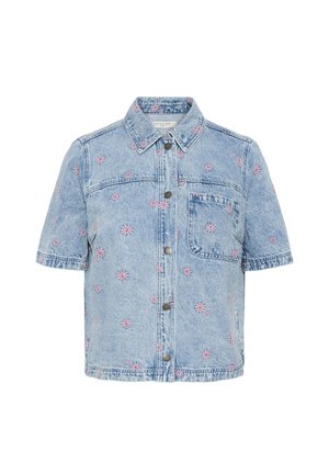Veste en jean bleu clair à manches courtes avec fleurs roses brodées, boutons sur le devant, poche poitrine et col classique.