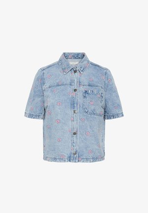 Chaqueta corta de mezclilla azul claro con mangas cortas, flores bordadas en rosa, botones frontales, bolsillo en el pecho y cuello clásico.