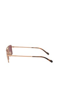 Occhiali da sole con montatura in metallo dorato e lenti rettangolari viola, caratterizzati da un design sottile e da dettagli in acetato tartaruga sulle tempie.