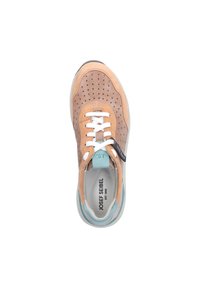 Sneaker in suede color carne e pesca con perforazioni, lacci bianchi e un accento turchese sul tallone. Suola in gomma con una texture delicata.