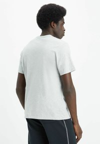 Levi's® RELAXED FIT - T-shirt print - grey