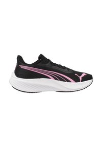 Chaussure de sport noire avec des accents roses, dotée d'un dessus en mesh texturé, d'une épaisse semelle intermédiaire blanche et d'une semelle en caoutchouc à motifs pour une meilleure traction.