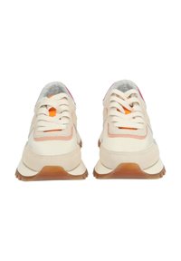Beige sneakers med överdel i tyg och mocka, kontrasterande orange detaljer, vita snören och strukturerad gummi sula. Rundad tå-design.
