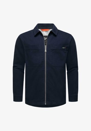 Giacca blu scuro con zip frontale e due tasche sul petto, realizzata in un tessuto resistente con una texture liscia.