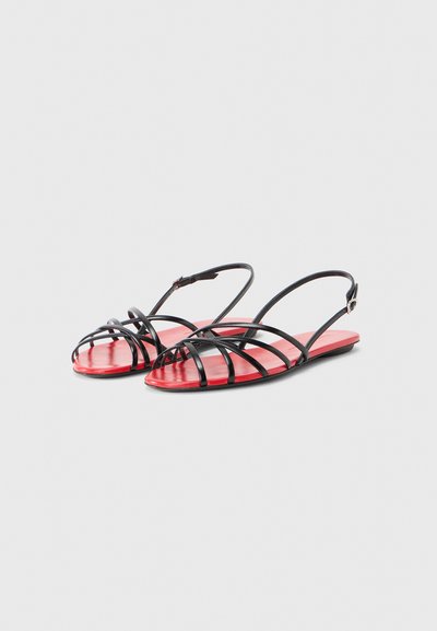 Μαύρα σανδάλια με λεπτά λουράκια και κόκκινη σόλα. Διαθέτουν πολλαπλά λεπτά λουράκια πάνω από το πόδι και σχεδιασμό τύπου slingback με μια μικρή ρυθμιζόμενη αγκράφα.