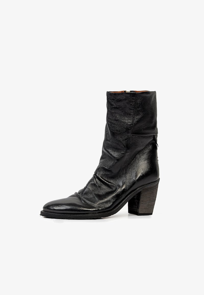 Botte mi-mollet en cuir noir à bout pointu et talon bloc empilé, avec une texture légèrement froissée et une fermeture éclair latérale.