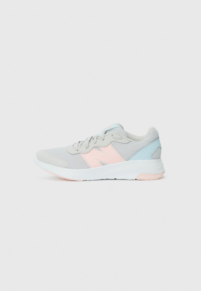 Chaussure de sport grise avec une tige en mesh, accents bleu clair et rose pâle, bout arrondi, semelle intermédiaire blanche et semelle extérieure en caoutchouc texturé.