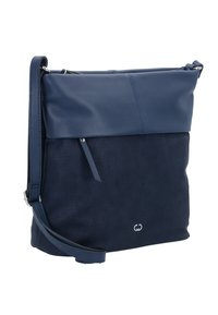 Borsa a tracolla in pelle blu navy con fondo texturizzato, pannello superiore liscio, tracolla regolabile e dettagli del logo in modo sottile sulla parte anteriore.