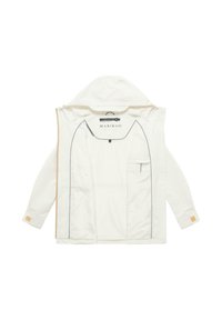 Biela bunda s kapucňou otvorená, aby bol viditeľný vnútorný priestor, čierne lemovanie, vnútorná náprsné vrecko so zipsom a štítok značky "MARIKOO" na krku.