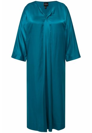 Vestido de satén en color teal con escote en V, mangas tres cuartos y un pliegue central. Textura suave, largo hasta la rodilla y corte suelto.