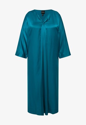 Teal satin kjole med V-hals, trekvartærmer og en central plissering. Glat tekstur, knælængde og løs pasform.