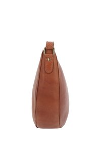 Sānskats uz brūnu ādas rokassomiņu ar šūtu siksnu un misiņa detaļām uz balta fona.