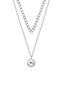 Srebrny naszyjnik z dwiema stylami łańcuszków, z okrągłym zawieszką. Łańcuszki są gładkie i wypolerowane, tworząc odbijającą metalową powierzchnię.